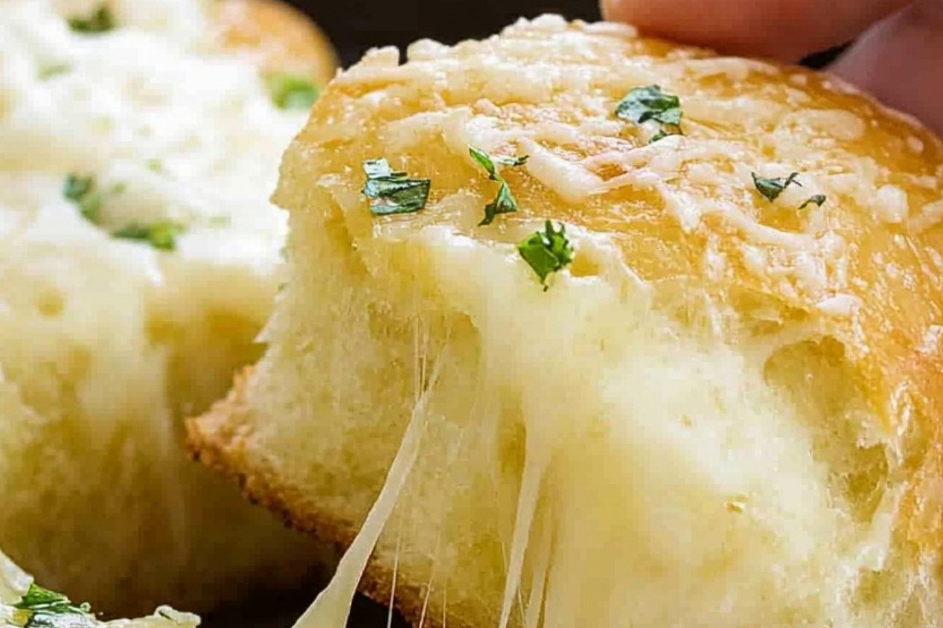 Easy Homemade Cheesy Garlic Bread Recipe
